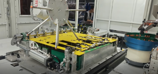 最新の企業ブログについて 自動車用ドアパネルの自動クリップ挿入