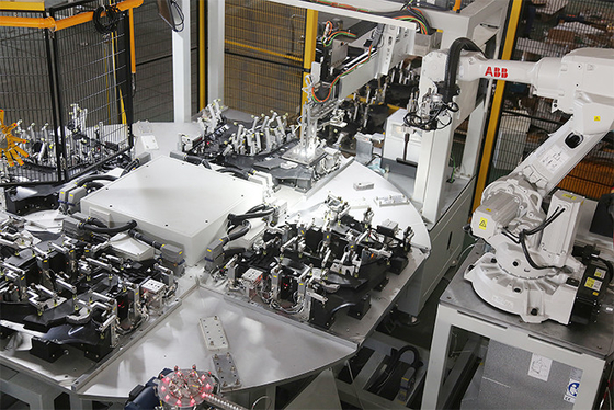 自動車プラスチック トリムのための自動ロボット溶接およびアセンブリ生産ライン