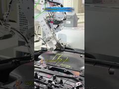 車のドアパネル組立ライン：スポンジストリップの圧入 → ホットリベット溶接 → ネジ締め